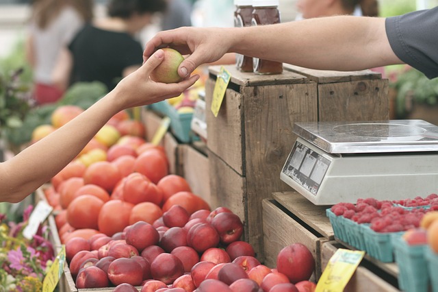 Apple handed over at fruit stall